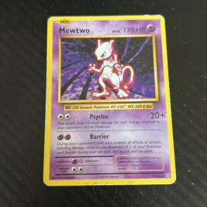 Mewtwo - Samlarkort med den ikoniska Pokémonen Mewtwo! Perfekt för dig som älskar Pokémon och vill utöka din samling med en klassisk och kraftfull karaktär. Kortet har cool design och detaljerade attacker – ett måste för fans och samlare. Skriv vid frågor.