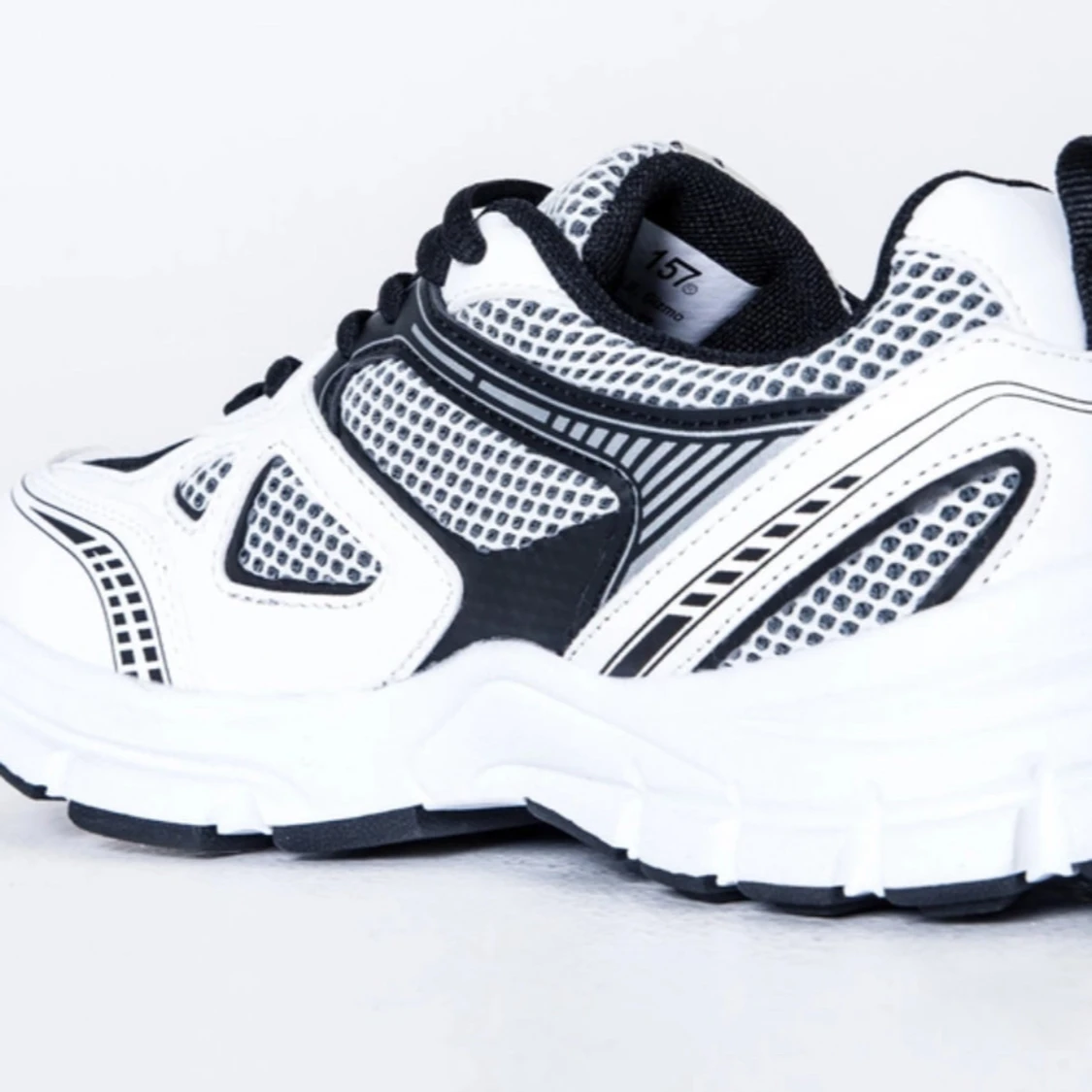 Svarta och vita sneakers med mesh - 1