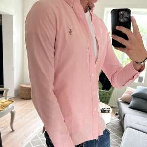 Ralph Lauren skjorta  - Över fet i skit bra skick perfekt till sommarfesterna 🙌 nypris ca 1700kr! 