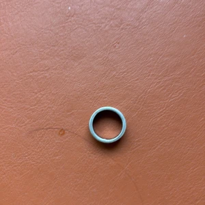 Enkel silverfärgad ring - Stilren och minimalistisk ring i silverfärg med rund form. Perfekt för dig som gillar en clean och tidlös look. Passar både som statement eller att kombinera med andra ringar.
