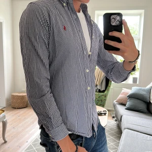 Ralph Lauren rutig skjorta  - Tvär fet nu till sommarfesterna riktigt bra skick 🙌 nypris 1700kr! 