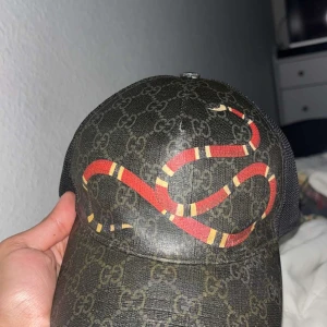 Gucci keps med orm och GG-mönster - En svart Gucci keps snake. Jag har tagit av lappen för jag tyckte att de inte såg så bra ut. Men man får lappen med om man köper den. Den är äkta!