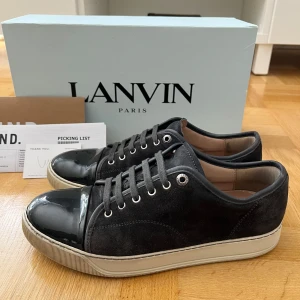 Lanvin Skor - Feta Lanvin Cap Toe i storlek 42 (UK 8). Skorna är extremt bra omhändertagna och i 8.5/10 skick! Box & kvitto medföljer vid köp, att påpeka är att de ser näst intill svarta ut men är i färgen mörkgrå eller Elephant Grey som det också står på kvittot! Eftersom lanvins är kända för att vara stora i storleken passar de både 42 och 43. Vid frågor eller funderingar hör gärna av dig :)