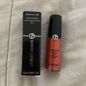 Giorgio Armani Luminous Silk Cheek Tint❤️ - Flytande rouge i nyansen 42S från Giorgio Armani. Luminous Silk Cheek Tint Shine ger kinderna en fräsch, persikorosa ton med glow. Ny och oanvänd❤️ ord pris 610kr