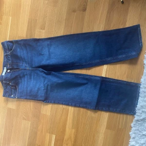 Mörkblå raka jeans från Carin Wester  - Säljer ett par klassiska mörkblå jeans från Carin Wester med raka ben och femficksmodell. Jeansen har normal midja. Kan mötas upp i Trollhättan eller Alingsås. Kan skickas men då tillkommer en fraktkostnad.