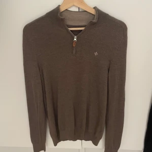 Tröja Morris  - Beige half zip tröja från Morris i 100% merinoull. Använd ett fåtal ggr. Mycket fint skick. Köpt för 999kr. Säljer för 599kr. 999kr för både denna och en likadan mörkblå. Hör av dig vid frågor eller funderingar! 