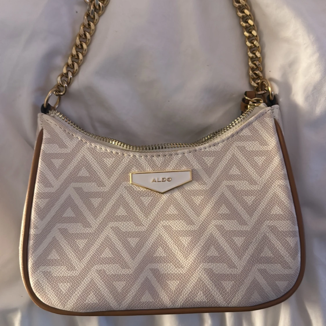 Beige axelväska från ALDO med kedja - 1