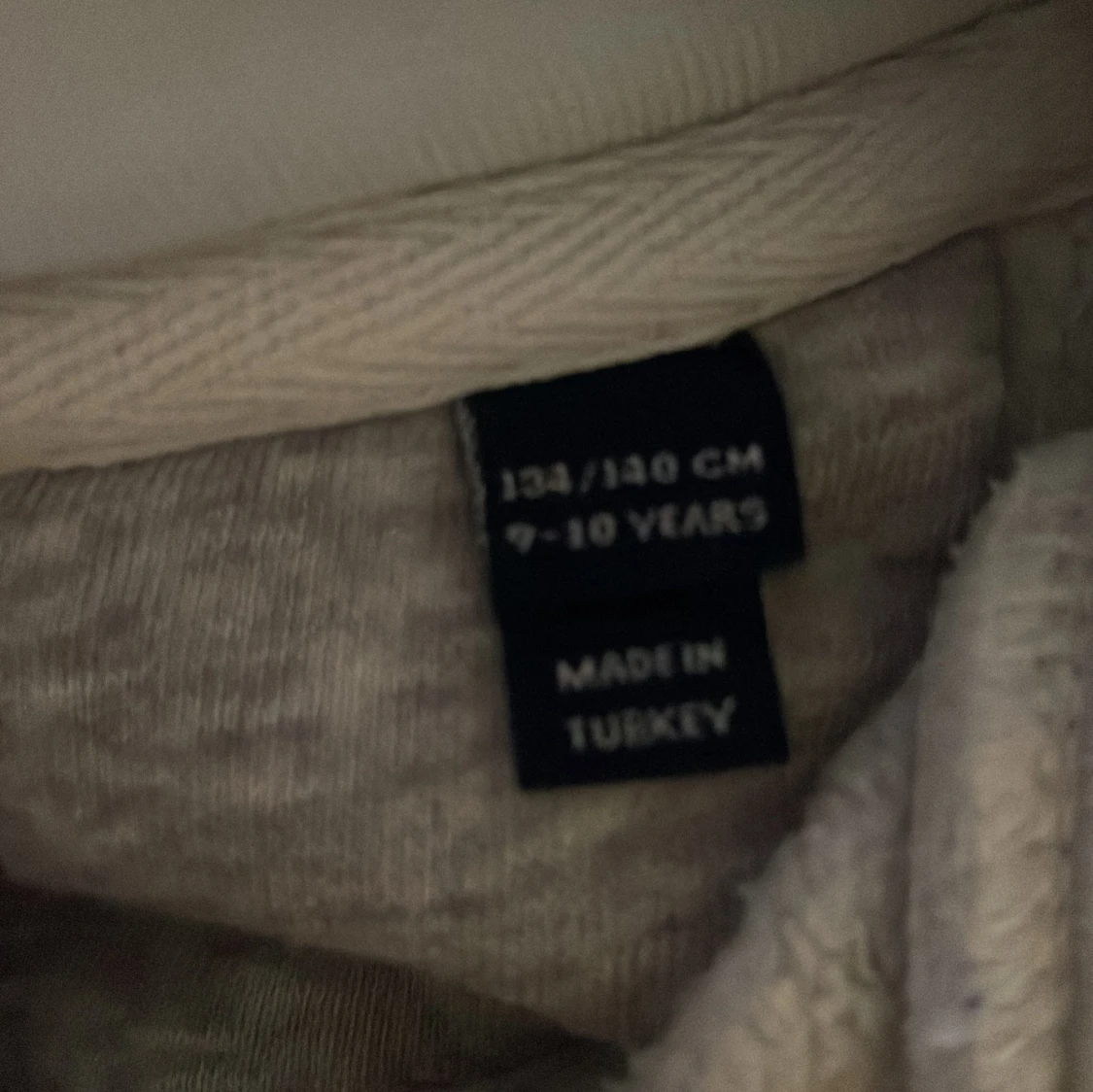 Vit hoodie från GANT med tryck. - 2