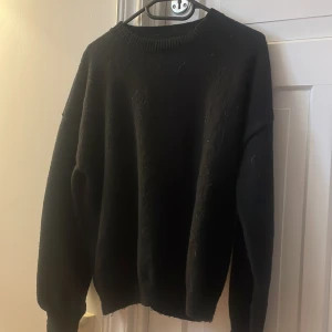 Svart stickad tröja från SHEIN - En svart stickad tröja, med lite puff ärmar, från SHEIN i str S, använd få gånger.