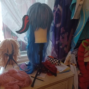 GANYU WIG - Selling this Ganyu wig! It's tangled and isn't the best quality. Selling for 100kr! I can't find the other horn but i'll try my best to find it!