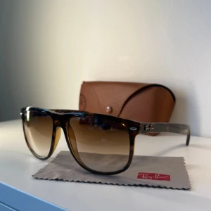 Rayban Boyfriends - Säljer dessa helt oanvända nya Rayban boyfriends i toppskick. Perfekt för sommaren men funkar lika bra året om. Priset kan diskuteras. Hör av er vid funderingar!