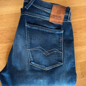 Replay anbass  - Replay jeans i nyskick! Storlek: W32 L30 Nypris 1699kr. Skriv vid fler bilder eller frågor.