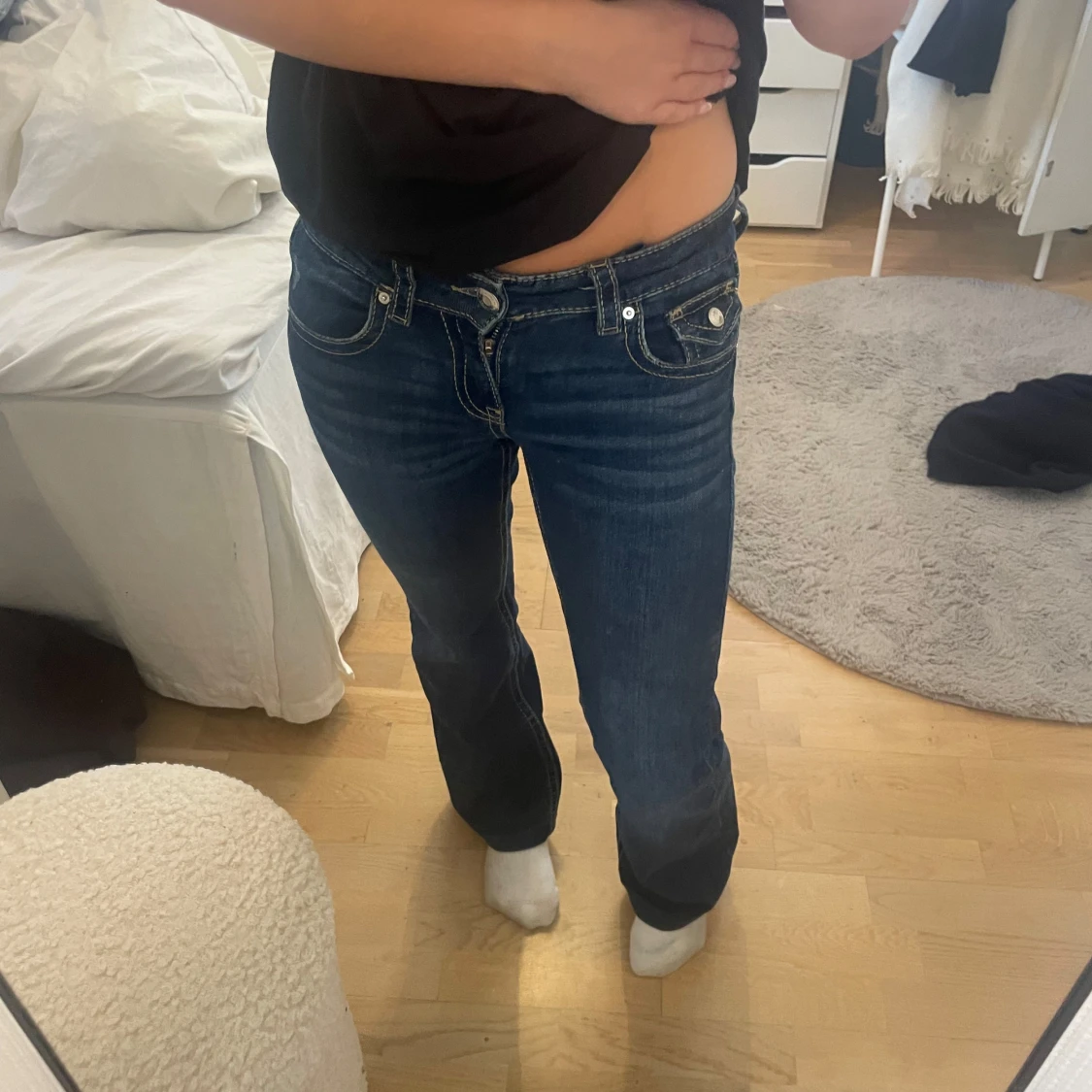 Mörkblå bootcut jeans med kontrastsömmar - 1
