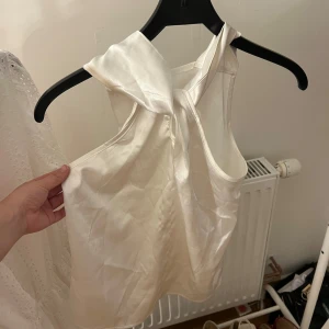 Satin topp - Jättesöt satin topp, kommer aldrig till användning