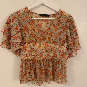 Blommig blus  - Supersöt blommig blus från Zara Basic i tunnt, luftigt tyg. 