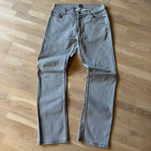 Monten jeans  - Yo säljer dessa jeans ifrån monten riktigt snygg färg och skön passform