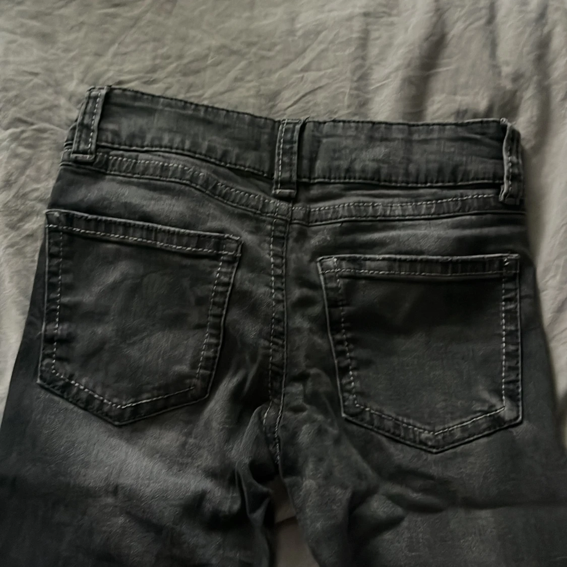 Svarta bootcut jeans från Gina Tricot - 2