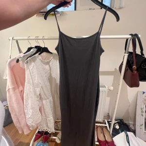 Grå långklänning - Mörkgrå tight långklänning