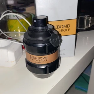 Spicebomb Extreme från Viktor & Rolf 80-90ml (priset kan diskuteras) - Spicebomb Extreme från Viktor & Rolf är en herrparfym i en cool, svart och bronsfärgad flaska som liknar en granat. Flaskan rymmer 90 ml och har en metallisk detalj med V&R-loggan. Doften är intensiv och kryddig, perfekt för dig som gillar starka intryck.