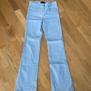 Ljusblå jeans - Supersnygga highrise bootcut jeans i färgen ljusblå! Vintage och går inte att få tag på längre! Xxs , midja: 33 cm, midjehöjd: 23 cm, innerben: 81 cm