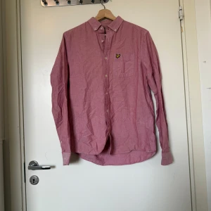 Skjorta  - Säljer en fin röd/ rosa skjorta från märket Lyle & Scott i storlek S. Mycket fint skick, jag hittar inga synlig anmärkningar eller defekter. 