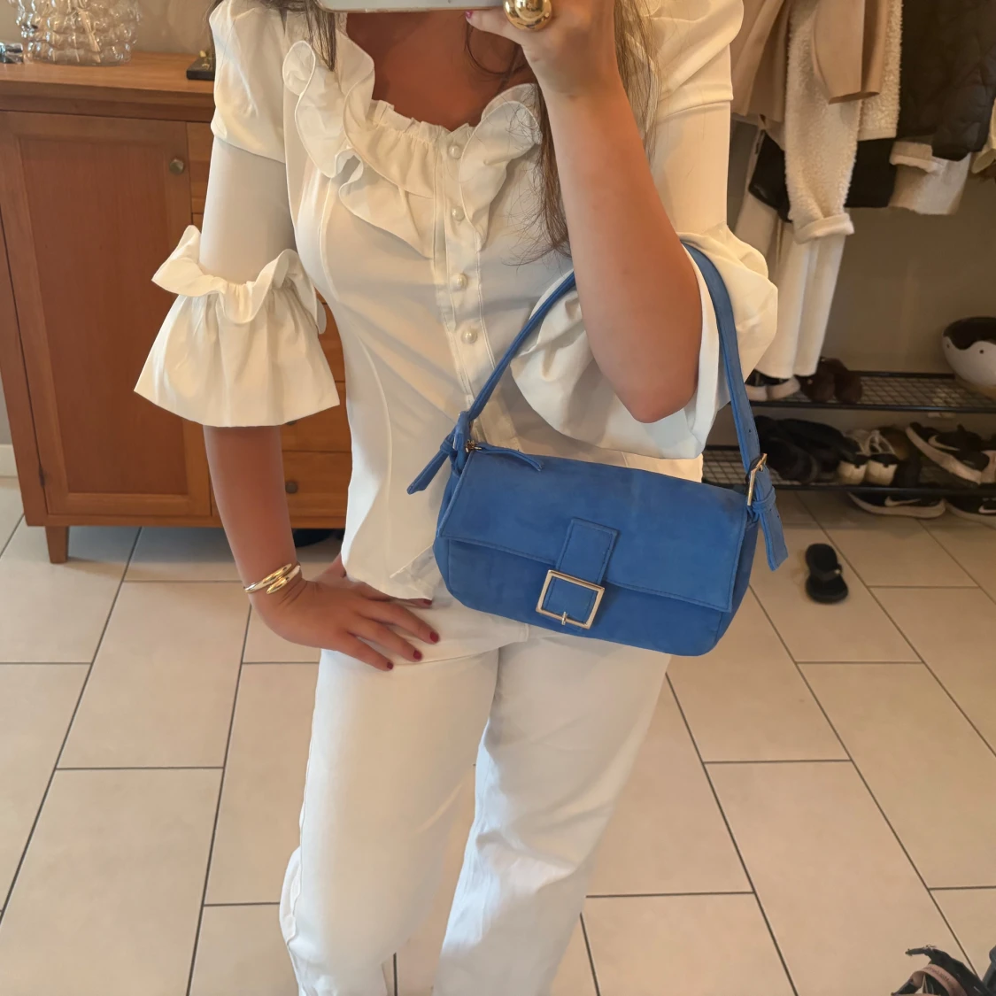 Blå axelväska i mocka med spänne
