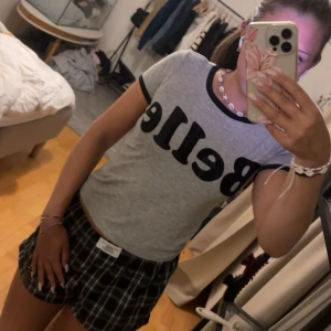 Grå t-shirt från gina - Denna är så mysig och söt! Använd ett par gånger men kommer ej till användning längre. Den är storlek XS men jag skulle säga att den passar som S också.