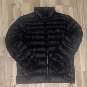 Svart Ralph Lauren Jacka - Använd en gång men insåg att den var för stor. Fler bilder kan skickas. Pris kan diskuteras.