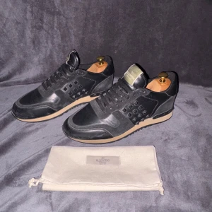 Valentino Rockrunner  - Valentino Rockrunner sneakers med detaljer i mocka. Mycket bra skick med små defekter, 8/10. Hör av er om ni har frågor eller funderingar❕