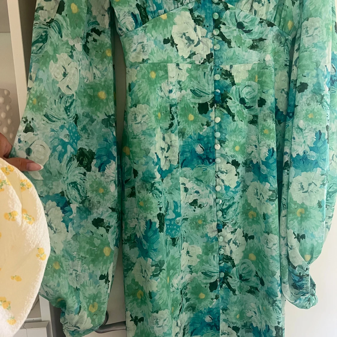 Blommig långklänning i grönt och blått - 1