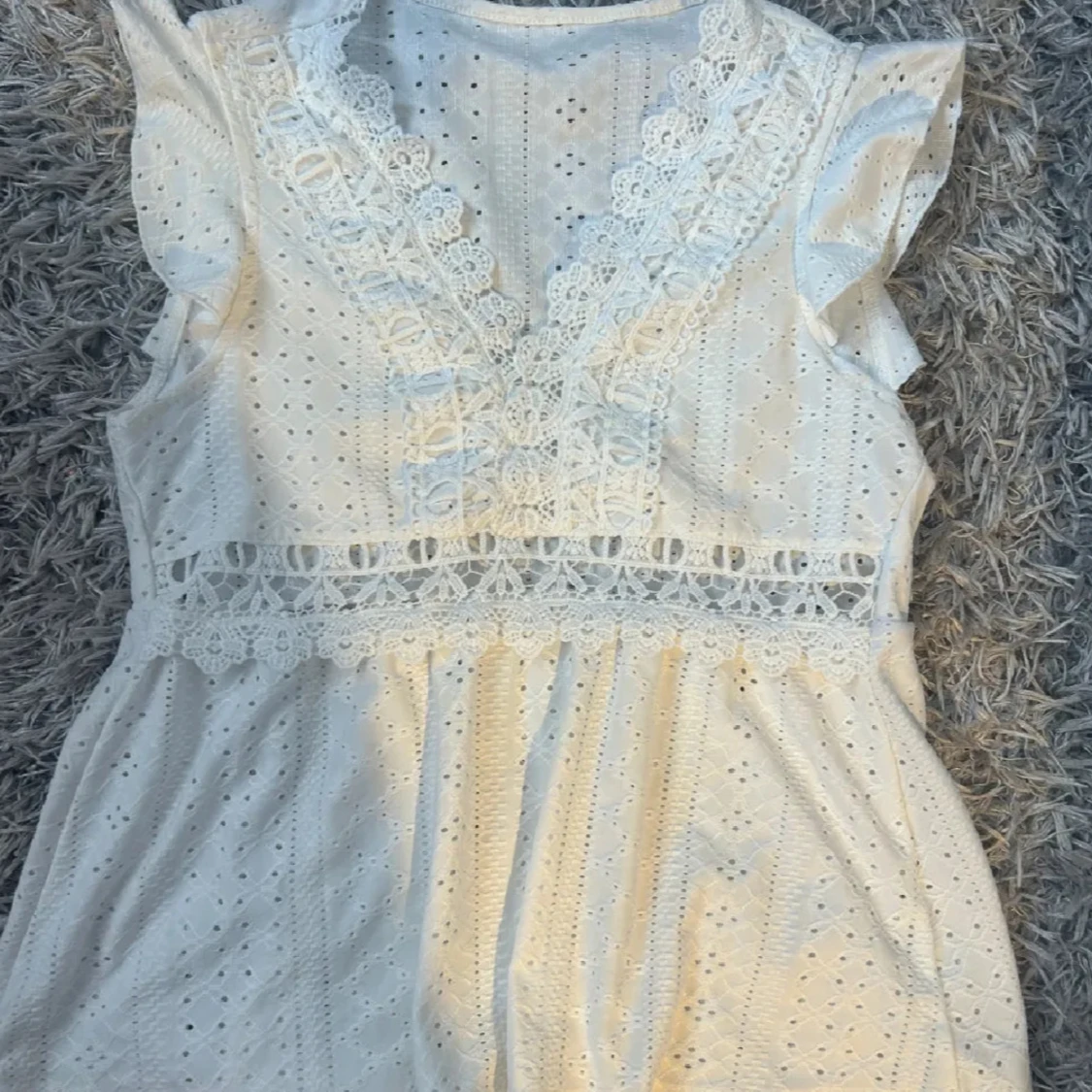 Vit blus med spets och broderi - 1