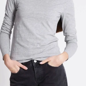 2-pack långärmade baströjor i bomull - Säljer ett 2-pack med långärmade baströjor i bomull, en i ljusgrått och en i vitt. Båda har rund halsringning och en enkel, clean design som funkar till allt. Perfekta att ha som lager eller bara som de är. Superbekväma och lätta att matcha med jeans eller kjol.