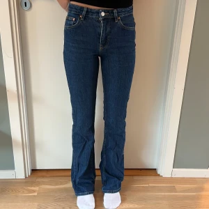 Gina trickot blå bootcut jeans - Snygga blå Gina jeans med bootcut passform och mellan midja. Klassisk femficksmodell i jeansmaterial med raka ben som släpper ut lite nertill. Perfekta om du gillar en tidlös och avslappnad look.