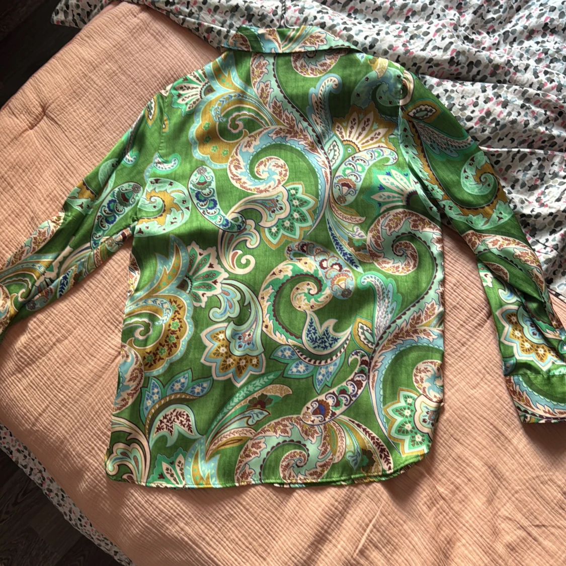 Grön paisleymönstrad skjorta från Zara - 1