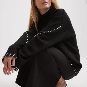 Svart stickad tröja med kontrastsömmar - Svart stickad tröja med vita kontrastsömmar💌knappt använd 