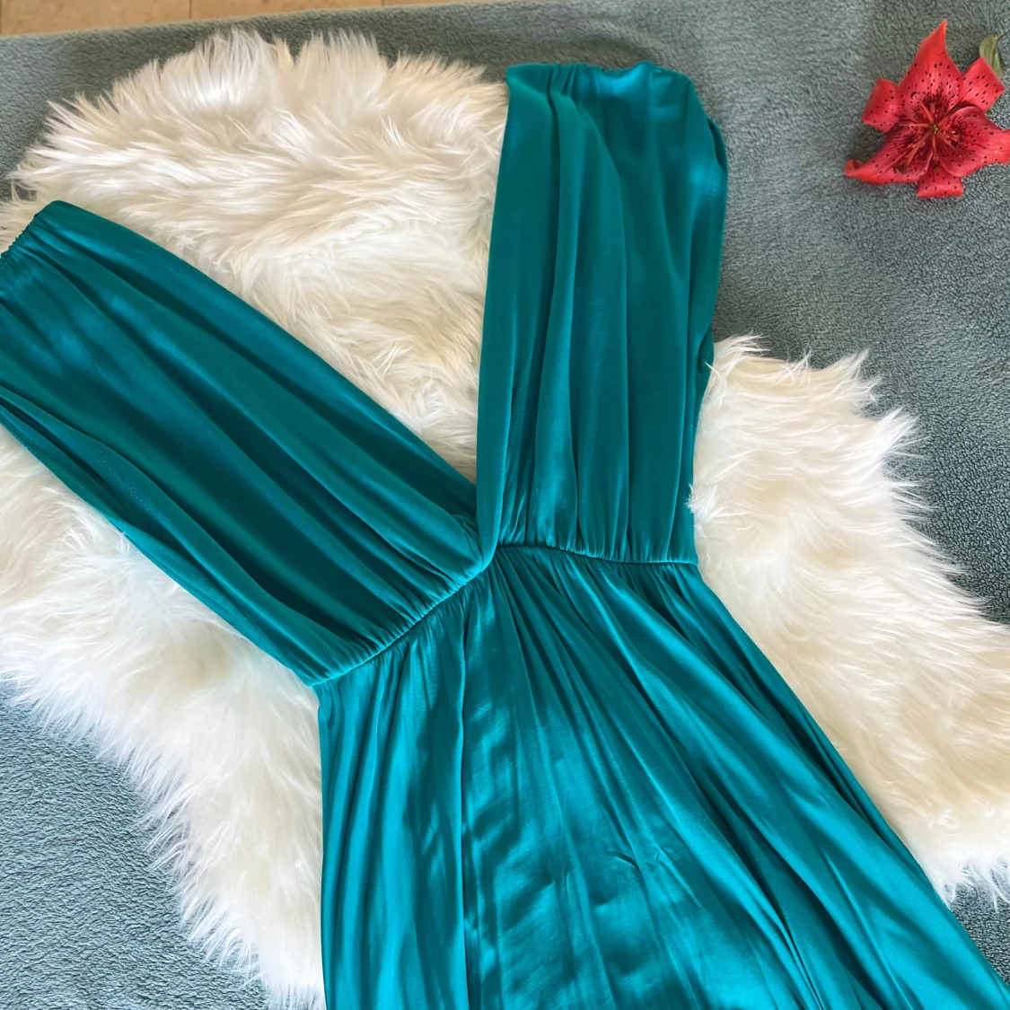 Turkos långklänning med v-ringning - 1