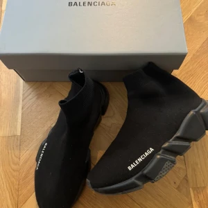 Balenciaga Speed Sneakers - Snygga och bekväma sneakers från Balenciaga. Använda ett fåtal gånger men i gott skick. Storlek 38 Kvitto finns  Levereras med dustbag och originalkartong.