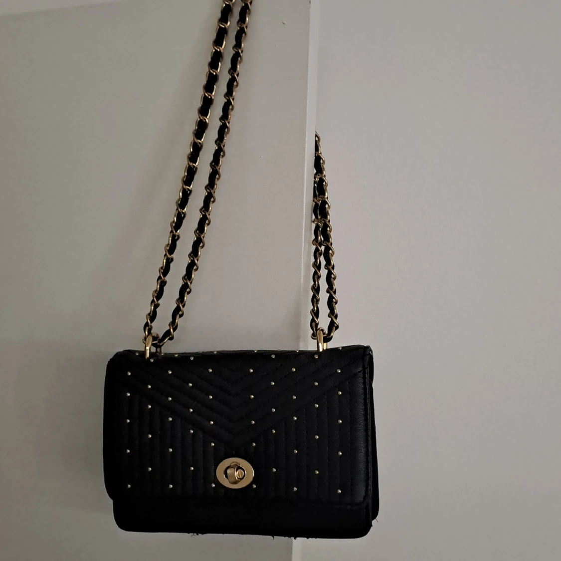 Svart quiltad axelväska med guldkedja - 2