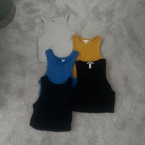 Fem croppade linnetoppar i olika färger - Säljer ett set med fem croppade linnetoppar i olika färger: (2 st svart), blå, beige, gul och mörkblå. Man kan köpa en av dom eller några eller alla, alla är i strl XS, alla kostar lika mycket men kommer lägga ut priset för alla men om man vill köpa en så skriver ni de till mig så ändrar jag ❤️❤️ 