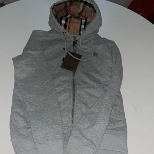Grå Zip-UP burberry hoodie  - Helt ny grå zip hoodie i storlek S, fick i present och den är för liten.