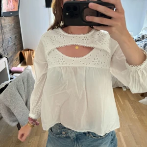 Vit blus  - Supersöt vit blus. Använd några gånger men är i bra skick.