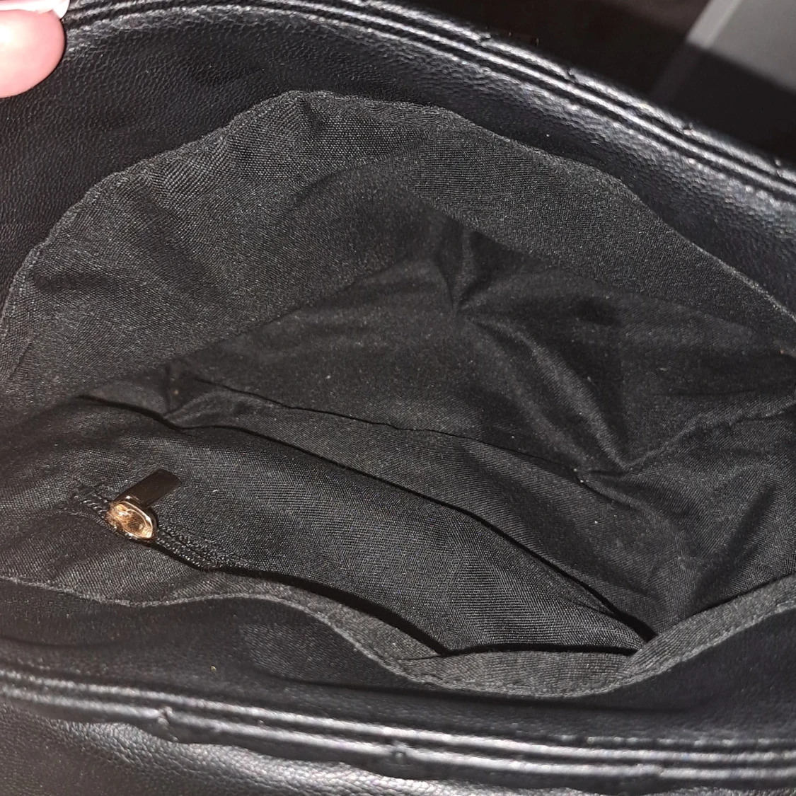 Svart quiltad axelväska med guldkedja - 2