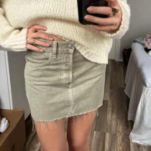Ljus militärgrön jeanskjol - Säljer en ljus militärgrönjeanskjol med snygg rå kant nertill och klassiska fickor fram🥰