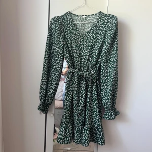 SHEIN klänning blommig 💓 - Säljer en söt blommig klänning från SHEIN,använd 1 gång,jätte bra skick! Den är i storlek 14Y,skulle säga att den passar som en XS/S, ett skärp kommer med som man ser på bilden 💕
