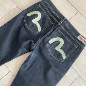 Evisu x Puma Raw Denim - Tjena! Säljer dessa Evisu jeans i collab med Puma✔️De är tillverkade i japanskt raw denim färgade med indigo✔️ Storlek W32 L32✔️Mycket fint skick (otvättade)✔️Mitt pris 799kr✔️ Har du någon fråga eller fundering är det bara att skriva✔️