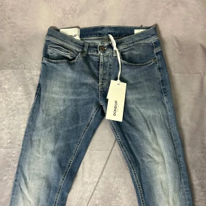 Dondup George jeans - Dondup George jeans storlek 31. Jeansen är i fint skick och använda fåtal gånger. | för att köpa, klicka ”köp nu”.