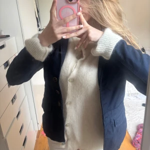 Mörkblå jeansjacka - Så himla söt o snygg mörkblå jeansjacka som ser lite kavaj aktiv ut, även jättesöta blommor på insidan😍🥰🩵💐💐