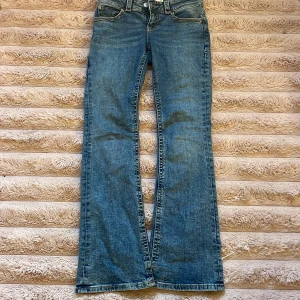 Blå bootcut jeans från Perfect Jeans/ Gina tricot - Snygga, blå, lågmidjade jeans från Perfect Jeans i klassisk bootcut-modell. Jeansen passar vem som helst och sitter som en smäck. Perfekta för dig som gillar jeans med lite utsvängda ben. I storlek 36/S