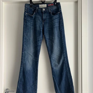St Ives bootcut jeans blå 10S - Snygga blå bootcut jeans från Mantaray Denim i stilen St Ives med klassisk femficksdesign och coola kontrastsömmar. Storlek 10 short som motsvar storlek 38 kort. Jeansen har en lätt tvättad look och är tillverkade i slitstarkt denim. Perfekta för dig som gillar en avslappnad men ändå trendig stil. Vintage från 90s / 00s. 