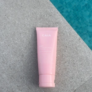 CAIA Soft Cleansing Cream  - Rosa rengöringskräm från CAIA i tub. För normal hy. Kräm till skum rengöring tar bort smink, smuts bla.       Köpt för 195 kr säljer för 65 kr.  🩷🩷🩷